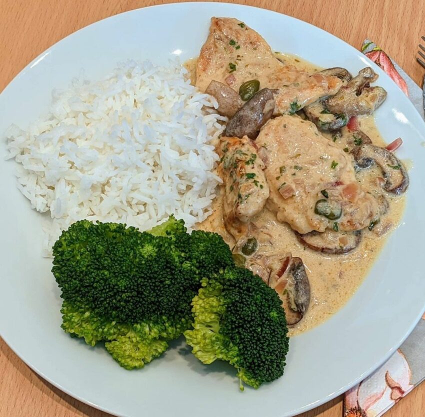 Creamy chicken breast with white wine