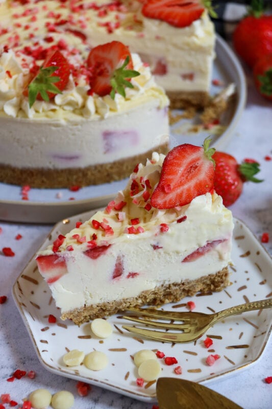 No-Bake White Chocolate & Strawberry Cheesecake!