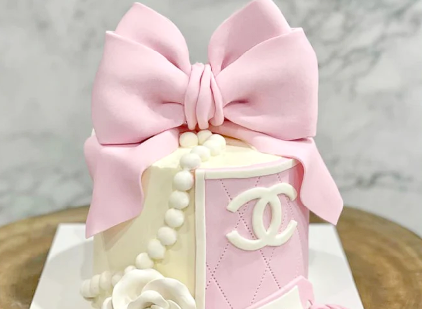 Crafting Couture in Confection – A Fashion-Forward Cake Masterpiece