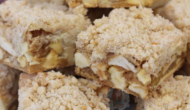 Apple Crumble Cookie Bars!