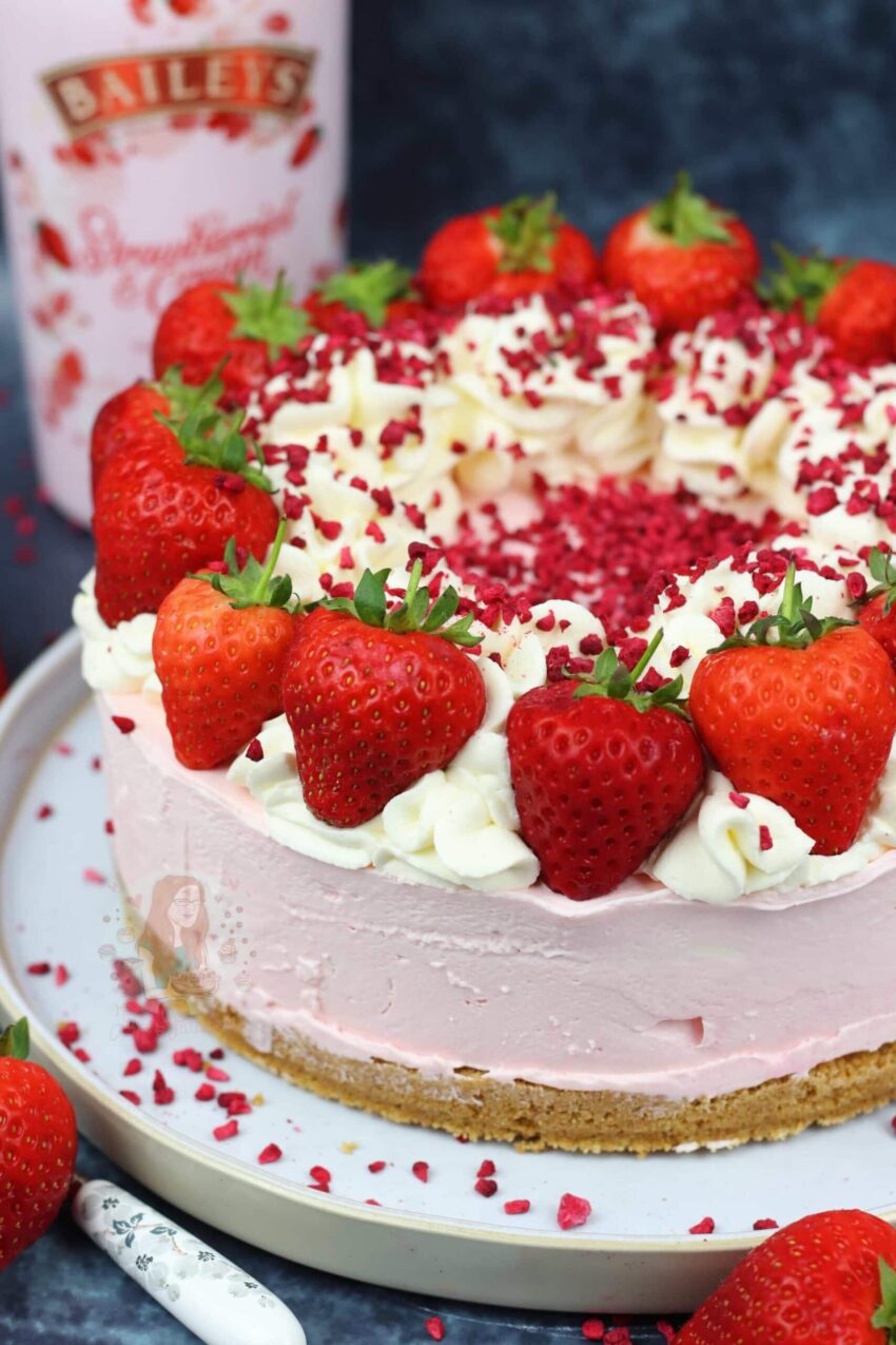 Baileys Strawberries & Cream Cheesecake