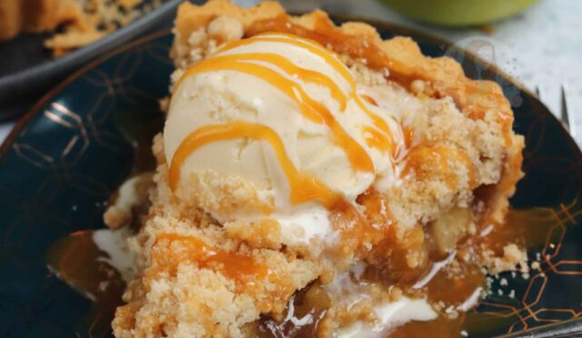 Caramel Apple Crumble Pie!