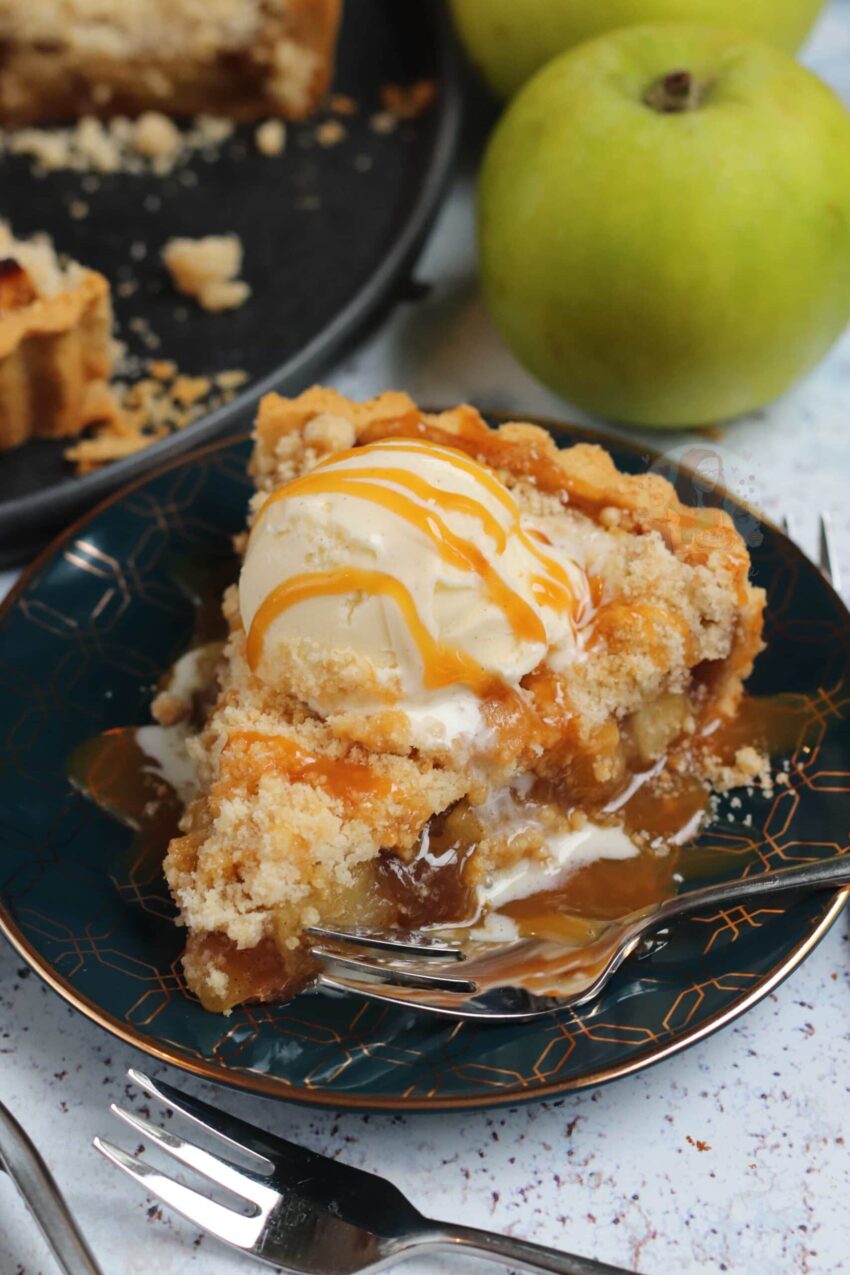Caramel Apple Crumble Pie!