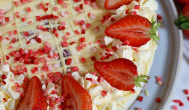 No-Bake White Chocolate & Strawberry Cheesecake!