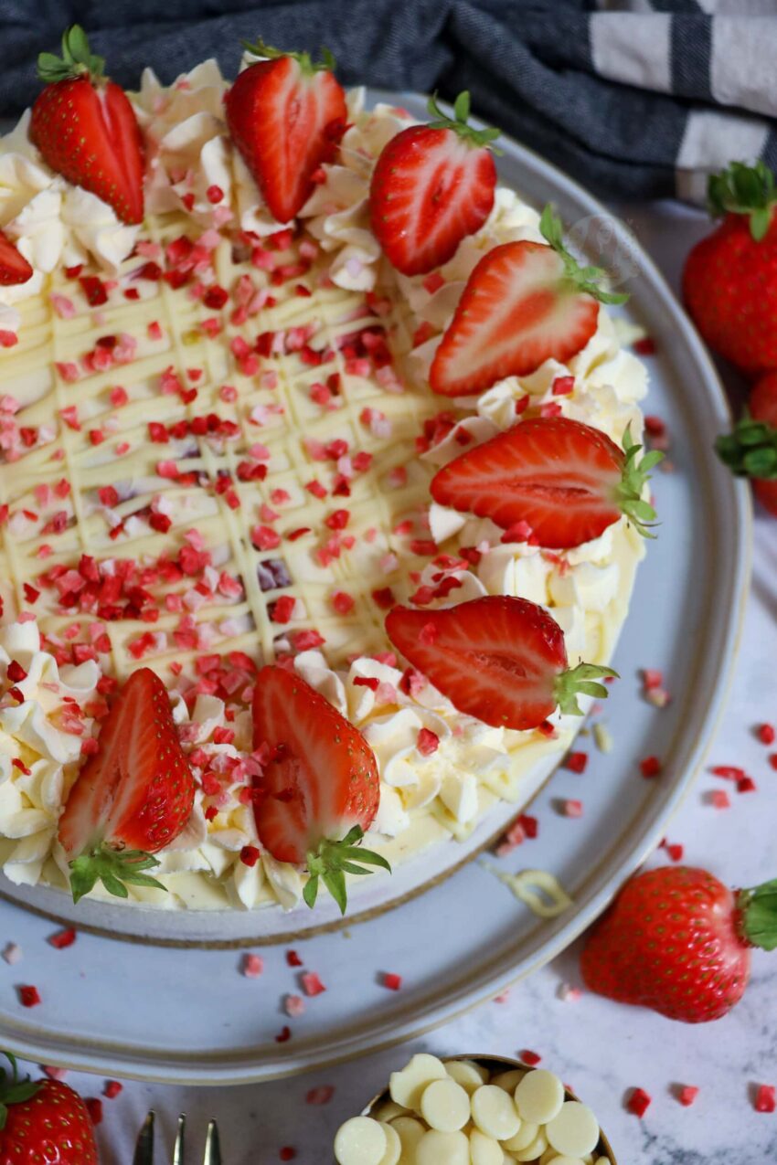 No-Bake White Chocolate & Strawberry Cheesecake!