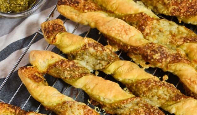 Pesto-Cheese Straws!